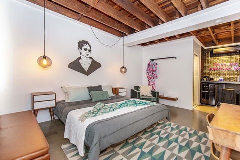 The Pink Hotel Coolangatta - Getaway Accommodation 24