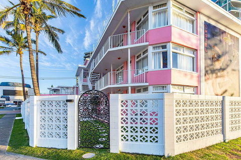 The Pink Hotel Coolangatta - Getaway Accommodation 1