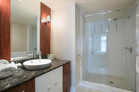 Towers Of Chevron - Private Apartment - Getaway Accommodation 4