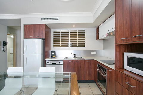 Towers Of Chevron - Private Apartment - Getaway Accommodation 3