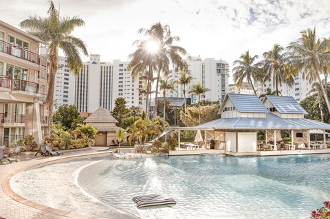 Novotel Cairns Oasis Resort - Getaway Accommodation 1