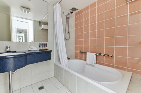 Novotel Cairns Oasis Resort - Getaway Accommodation 2