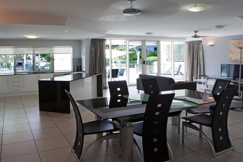 Waters Edge Apartment Cairns - Getaway Accommodation 2