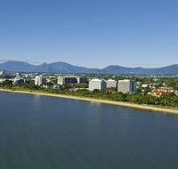 Holiday Inn Cairns Harbourside - Getaway Accommodation