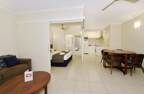 Cairns Queenslander Hotel & Apartments - Getaway Accommodation 10