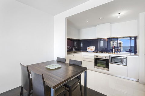 Holiday Holiday Circle On Cavill Apartments - Getaway Accommodation 17