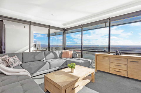 Holiday Holiday Circle On Cavill Apartments - Getaway Accommodation 24