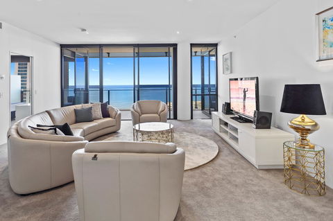 Holiday Holiday Circle On Cavill Apartments - Getaway Accommodation 1