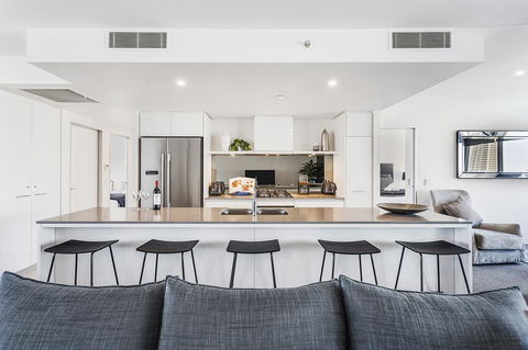 Holiday Holiday Circle On Cavill Apartments - Getaway Accommodation 9