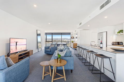 Holiday Holiday Circle On Cavill Apartments - Getaway Accommodation 2