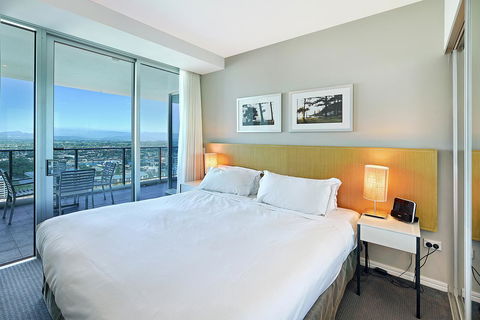 Number 1 H Residences - WiFi, Parking & More By Gold Coast Holidays - Getaway Accommodation 16
