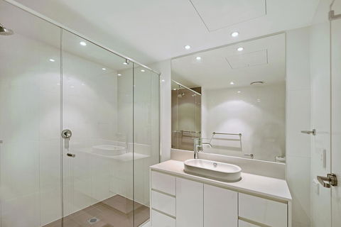 Number 1 H Residences - WiFi, Parking & More By Gold Coast Holidays - Getaway Accommodation 12
