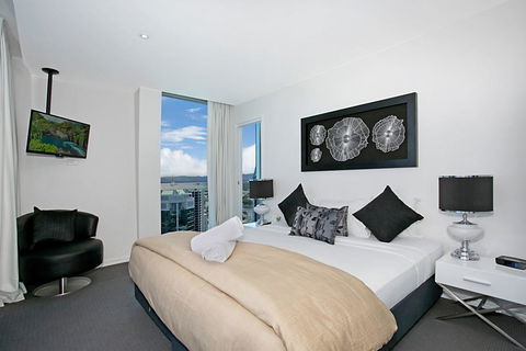 Number 1 H Residences - WiFi, Parking & More By Gold Coast Holidays - Getaway Accommodation 7