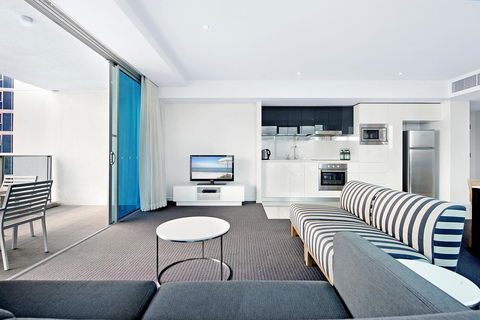 Number 1 H Residences - WiFi, Parking & More By Gold Coast Holidays - Getaway Accommodation 34