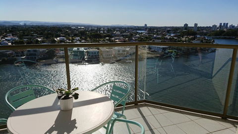 Surfers Hawaiian Holiday Apartments - Getaway Accommodation 8