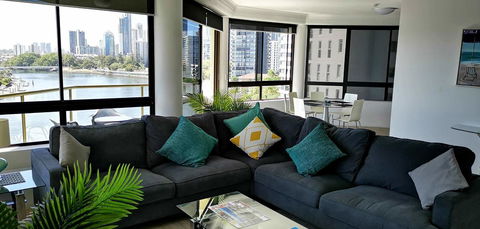 Surfers Hawaiian Holiday Apartments - Getaway Accommodation 2
