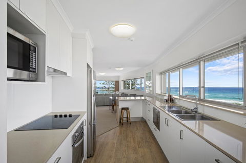 Narrowneck Court Holiday Apartments - Getaway Accommodation 24