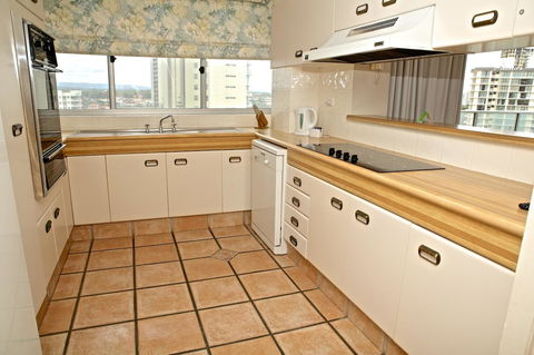 Hi Surf Beachfront Resort Apartments - Getaway Accommodation 24