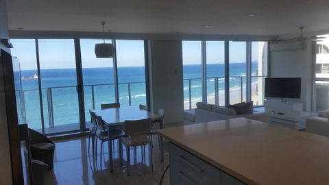 Hi Surf Beachfront Resort Apartments - Getaway Accommodation 3