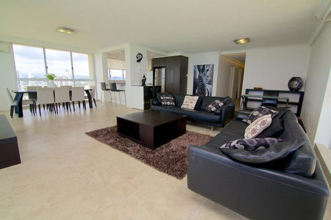 Hi Surf Beachfront Resort Apartments - Getaway Accommodation 1