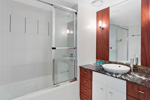 Holiday Holiday Chevron Renaissance Apartments - Getaway Accommodation 29