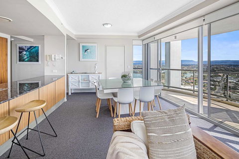Holiday Holiday Chevron Renaissance Apartments - Getaway Accommodation 1