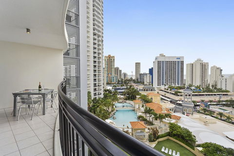 Holiday Holiday Chevron Renaissance Apartments - Getaway Accommodation 24