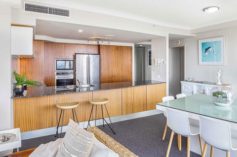 Holiday Holiday Chevron Renaissance Apartments - Getaway Accommodation 8