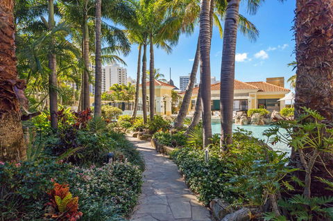Holiday Holiday Chevron Renaissance Apartments - Getaway Accommodation 15