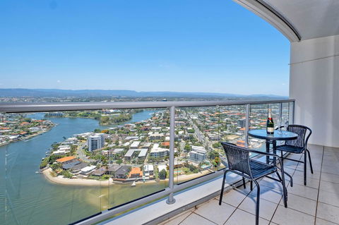 Holiday Holiday Chevron Renaissance Apartments - Getaway Accommodation 28