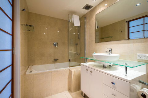 Breakers North Absolute Beachfront Apartments - Official - Getaway Accommodation 5