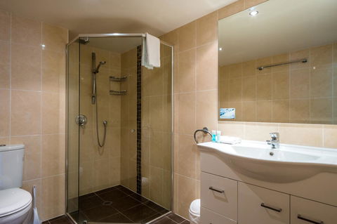 Breakers North Absolute Beachfront Apartments - Official - Getaway Accommodation 34