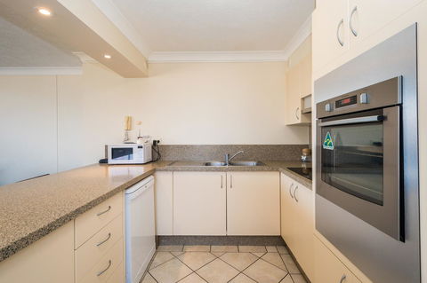 Breakers North Absolute Beachfront Apartments - Official - Getaway Accommodation 18