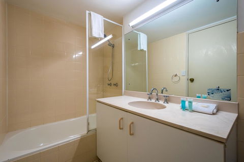 Breakers North Absolute Beachfront Apartments - Official - Getaway Accommodation 11