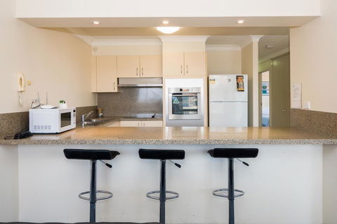 Breakers North Absolute Beachfront Apartments - Official - Getaway Accommodation 14