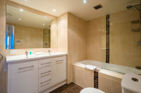 Breakers North Absolute Beachfront Apartments - Official - Getaway Accommodation 36