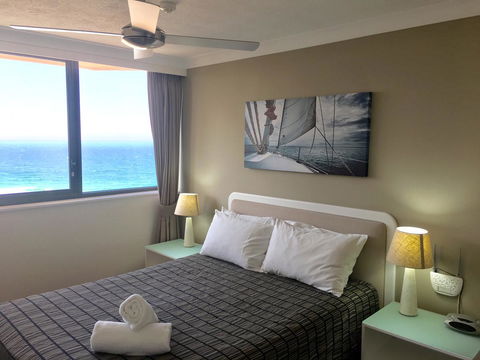 Breakers North Absolute Beachfront Apartments - Official - Getaway Accommodation 6