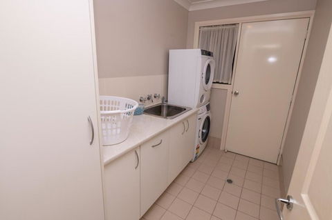 Wonderful Windred Modern, Comfy, Quiet - Getaway Accommodation 2