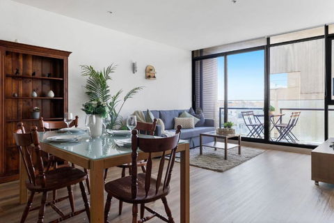 A Chic 2BR Apt Near Melbourne Uni FREE Parking - Getaway Accommodation 0