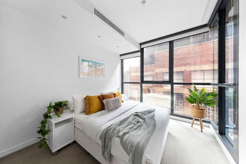 A Chic & Comfy 2BR Apt Near Federation Square - Getaway Accommodation 0