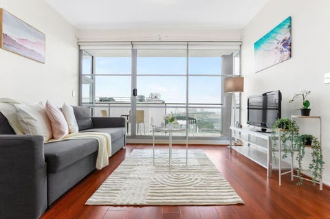 A Comfy & Spacious 2BR Apt Harbour View - Getaway Accommodation 0