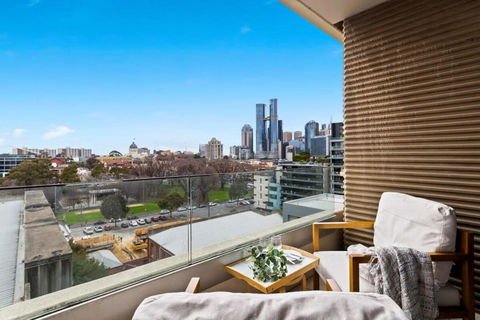 A Lux 2BR Apt Next To Melbourne Uni FREE Parking - Getaway Accommodation 1