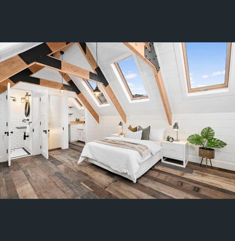 A Majestic Victorian Private Rear Access Quarters - Getaway Accommodation 0