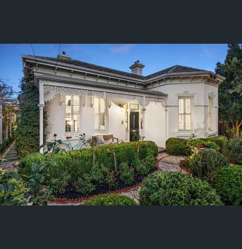 A Majestic Victorian Private Rear Access Quarters - Getaway Accommodation 1