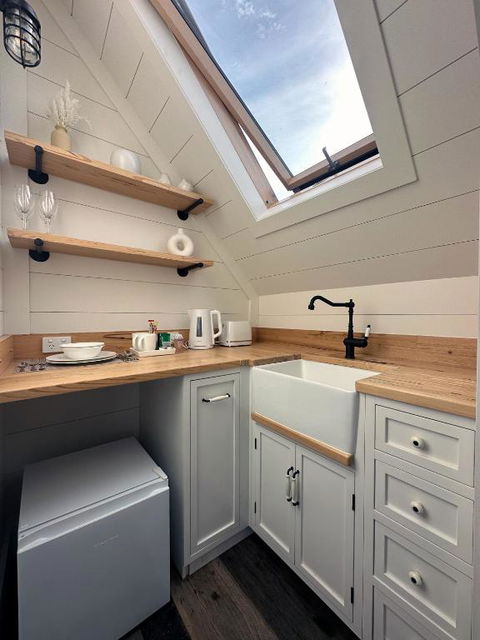 A Majestic Victorian Private Rear Access Quarters - Getaway Accommodation 3