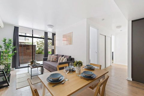 A Spacious 2BR Apt With A Courtyard & FREE Parking - Getaway Accommodation 0