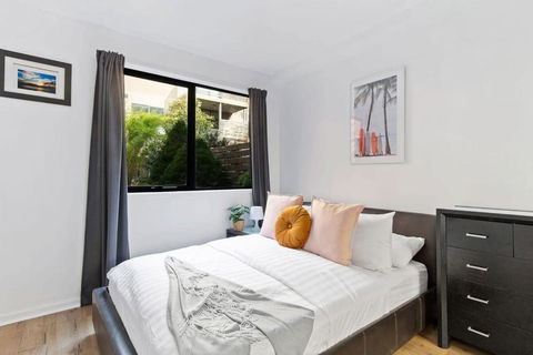 A Spacious 2BR Apt With A Courtyard & FREE Parking - Getaway Accommodation 1
