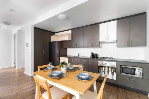 A Spacious 2BR Apt With A Courtyard & FREE Parking - Getaway Accommodation 3