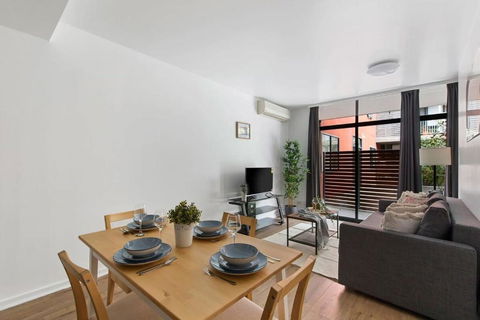 A Spacious 2BR Apt With A Courtyard & FREE Parking - Getaway Accommodation 4