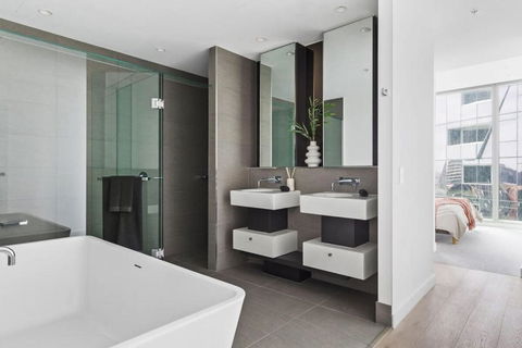 A Stylish 3BR Apt With Harbour Views FREE Parking - Getaway Accommodation 2